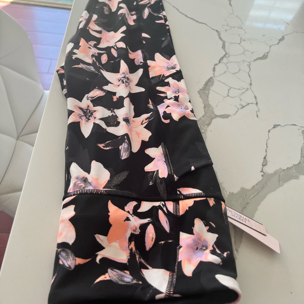 VS Leggings new with tsgs